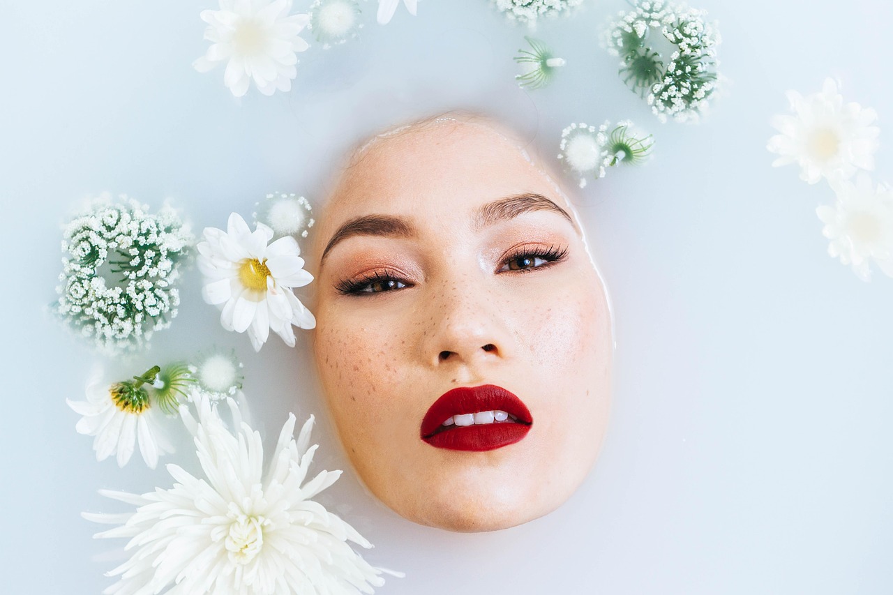 hydrating toner with aloe leaves